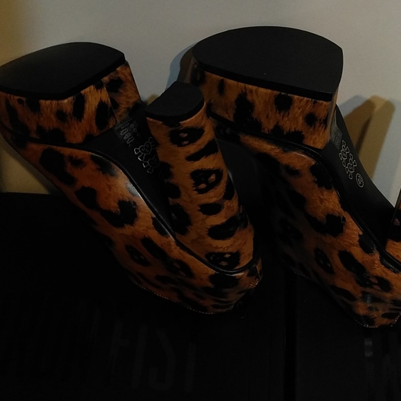 Shoes - Picture 5 of 7